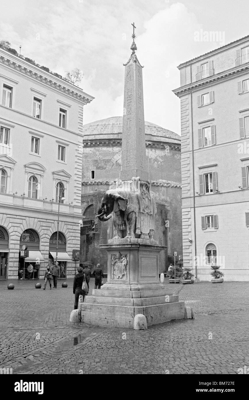 Rome, Italie, 30 janvier 2010 -- l'Pulcino della Minerva, un célèbre Gian Lorenzo Bernini, sculpture de l'éléphant, qui prend en charge un E Banque D'Images