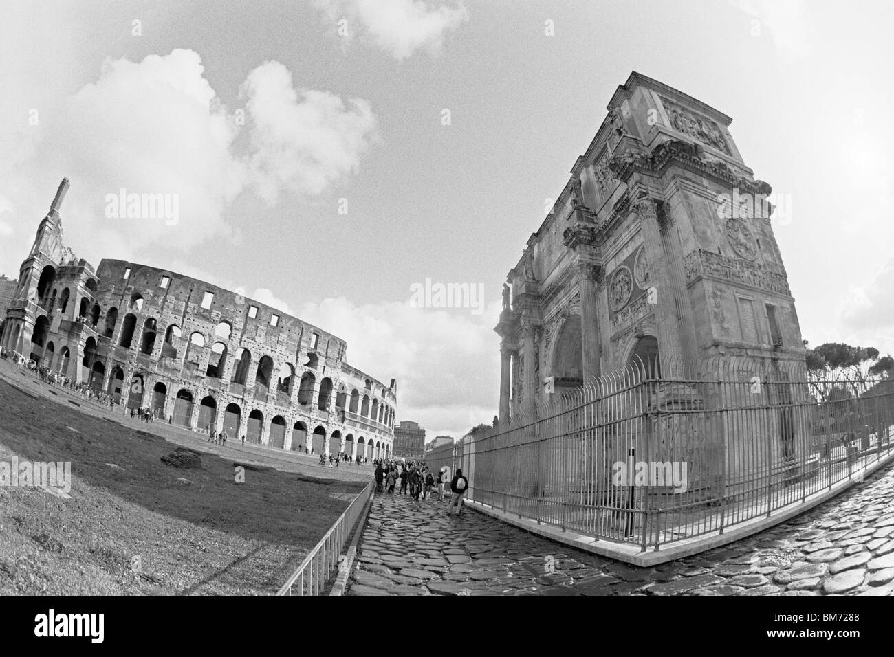 Rome, Italie, 30 janvier 2010 -- Arc de Constantin (à droite) et le Colisée (à gauche). Banque D'Images