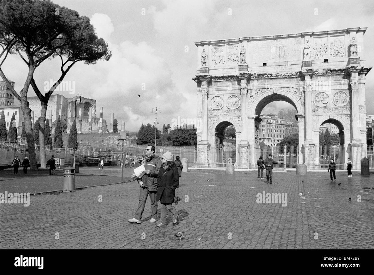 Rome, Italie, 30 janvier 2010 -- l'Arc de Constantin, capturés en noir et blanc sur film négatif Agfa APX 100. Banque D'Images