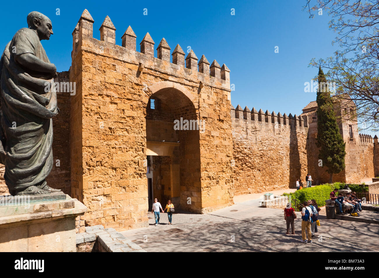Statue de Lucius Annaeus Seneca, ou Sénèque le Jeune, ch. 4 BC - AD 65 en dehors des murs de ville Puerta de Almodóvar, Cordoba, Espagne. Banque D'Images