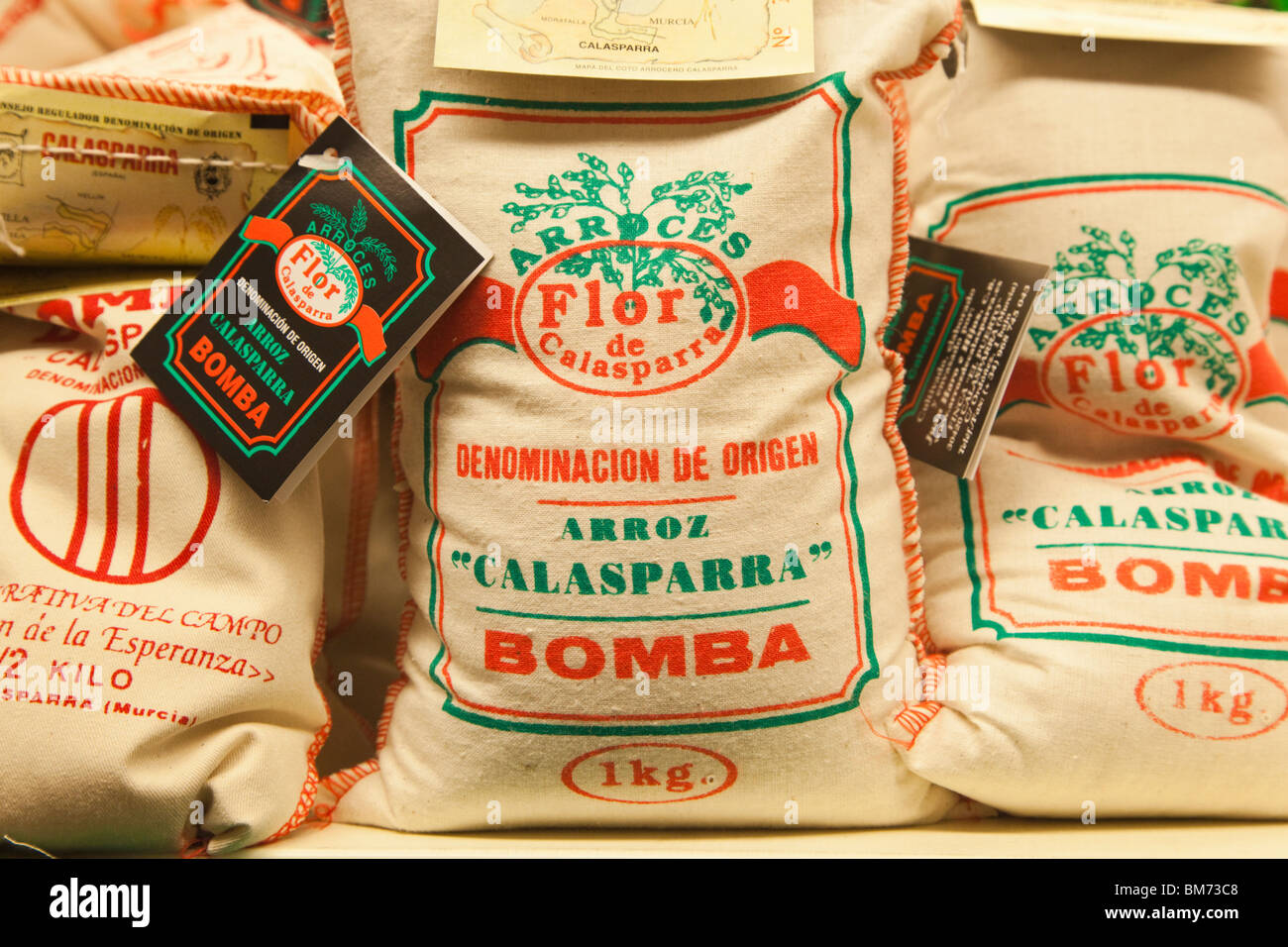 Des sacs de riz de Calasparra Murcia Province, l'Espagne, au supermarché. Banque D'Images