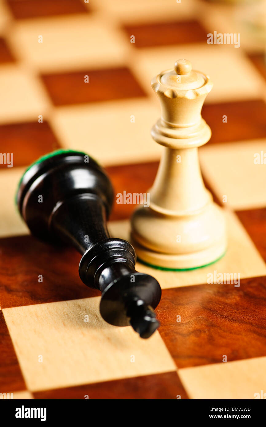 Libre de checkmate sur le roi par la reine gagne dans les partie d'échecs Banque D'Images