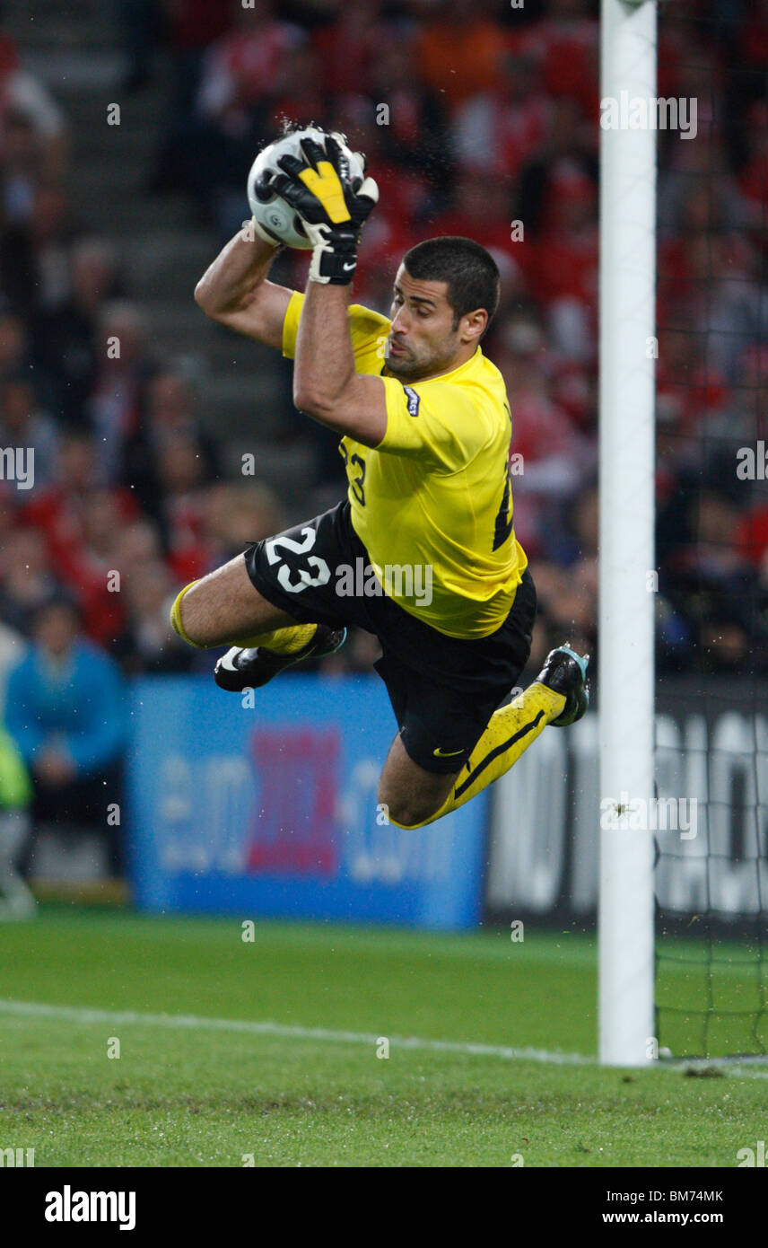 Le gardien Volkan Demirel de la Turquie fait une sauvegarde au cours d'une UEFA EURO 2008 football match de football contre la Suisse le 11 juin 2008 Banque D'Images