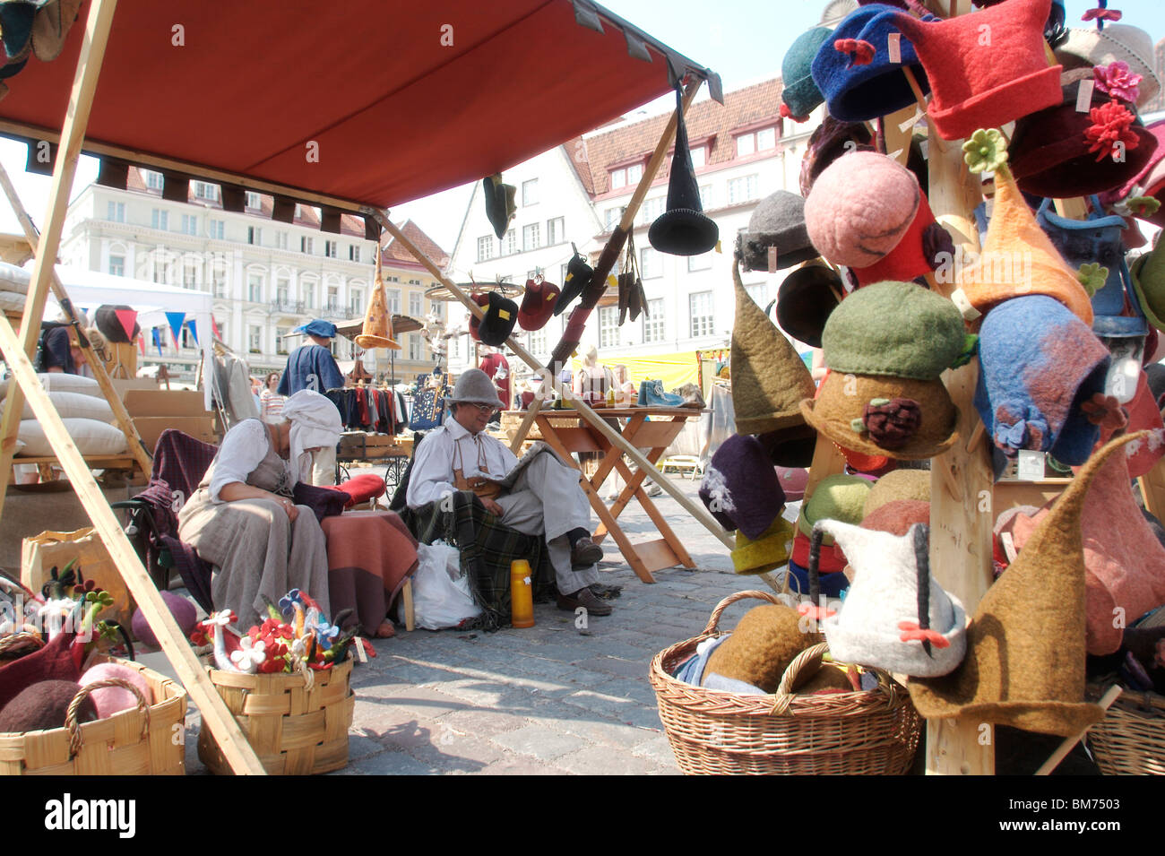 Le personnel de cabine à un marché médiéval au coeur de Tallinn, Estonie Banque D'Images