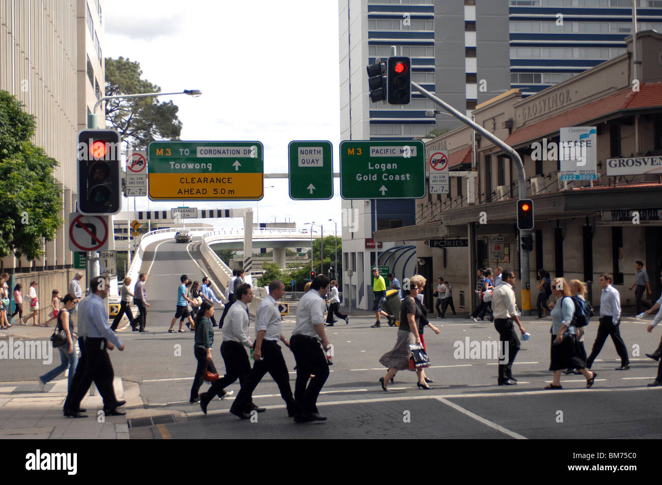 Les personnes qui traversent la route dans le centre-ville de Brisbane, Queensland, Australie. Banque D'Images