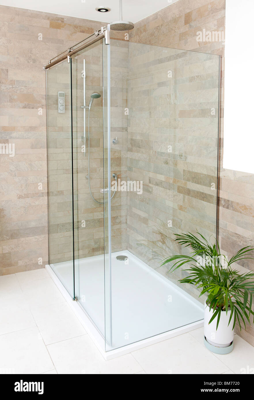 Mur de verre espace douche dans salle de bains de luxe Banque D'Images