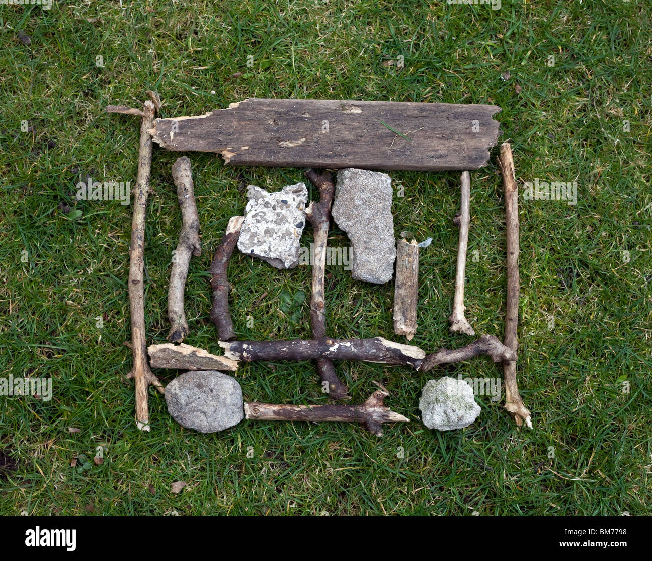 Un morceau de l'art environnemental, un morceau de devoirs pratiques faites avec des bâtons, des pierres et de l'herbe Banque D'Images