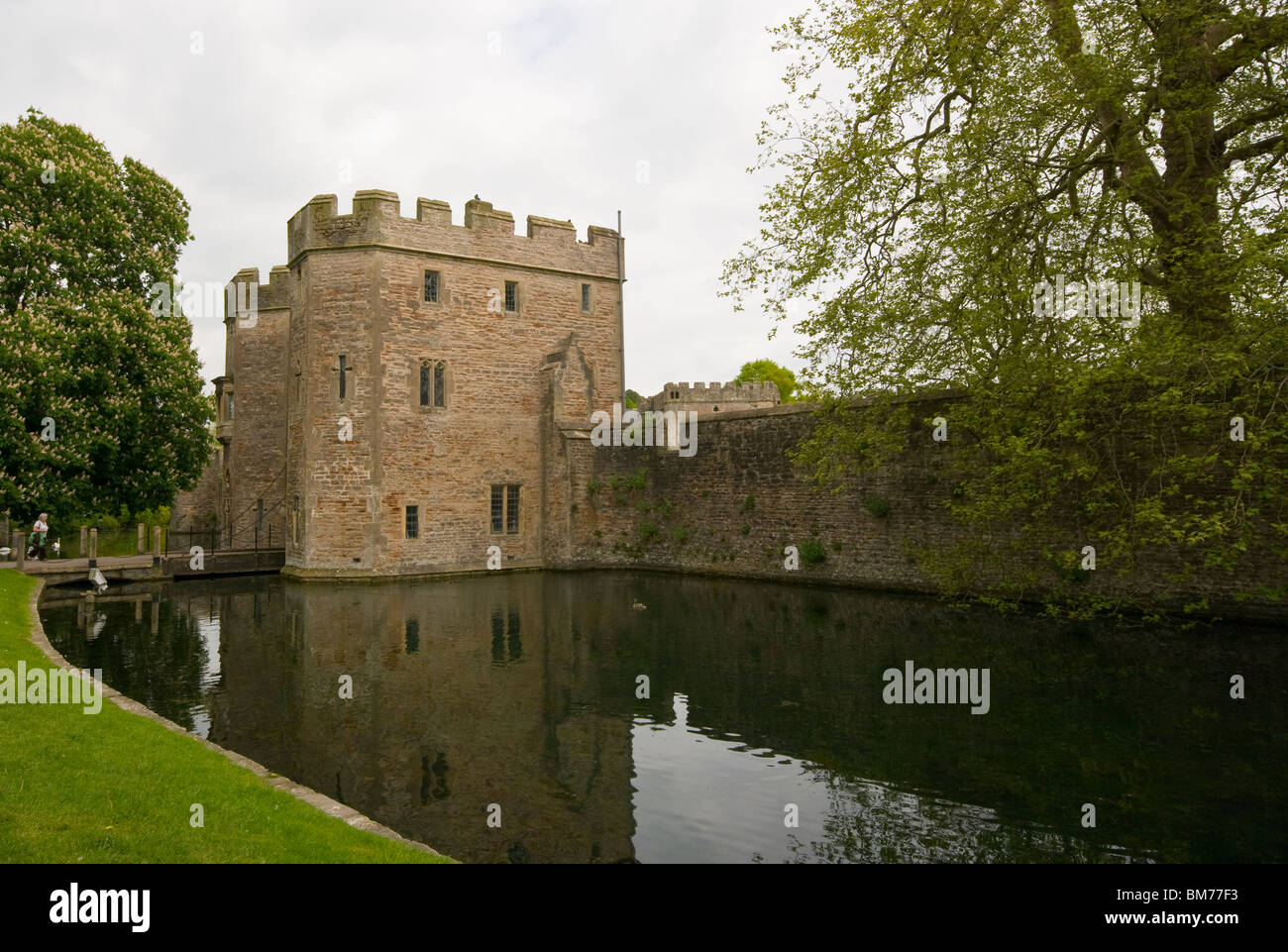 Les douves et porterie du palais des évêques Wells Somerset en Angleterre Banque D'Images