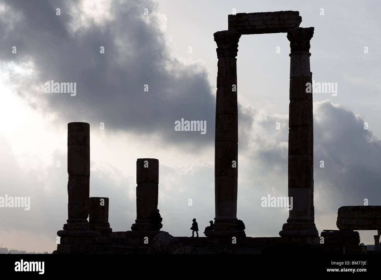 Enfants jouant à la base de la colonne d'Hercule à Amman, Jordanie Banque D'Images