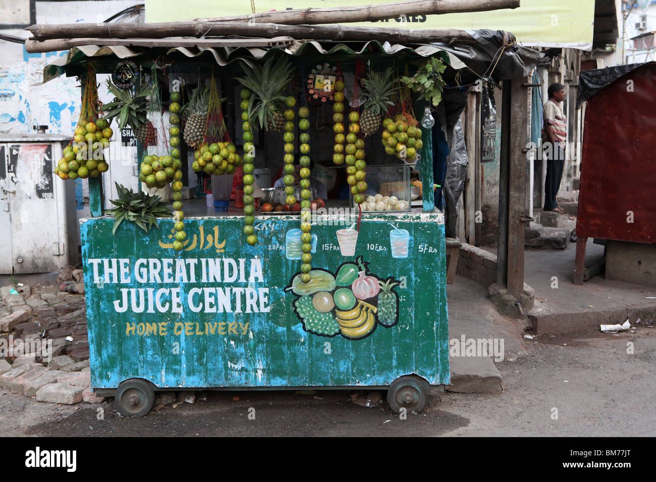 Un stand de jus de fruit dans la rue à Kolkata, anciennement Calcutta dans le Bengale occidental, en Inde. Banque D'Images