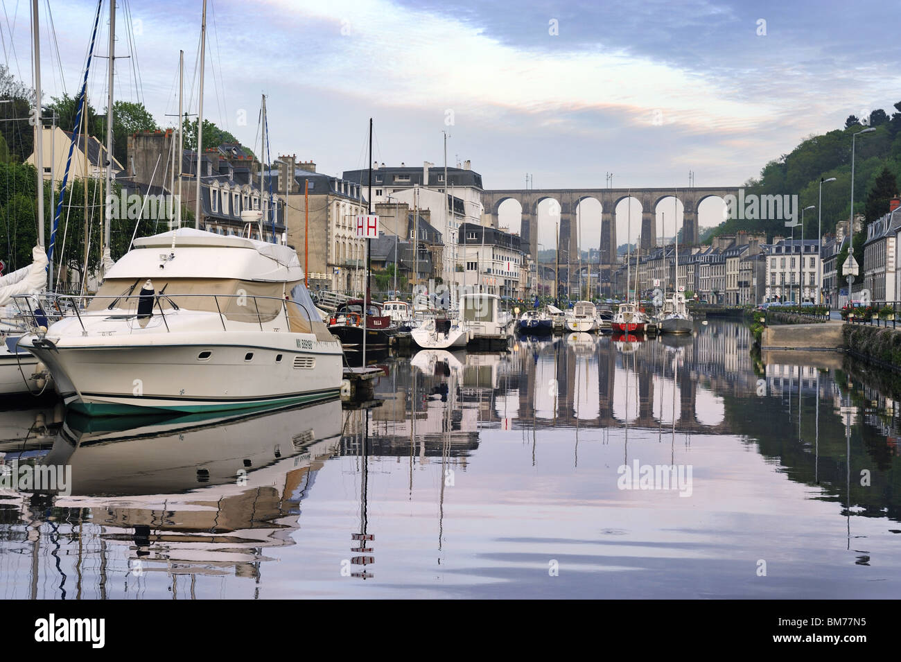 Port De La Ville De Morlaix Montrant Le C l bre Viaduc De Chemin De port-de-la-ville-de-morlaix-montrant-le-c-l-bre-viaduc-de-chemin-de