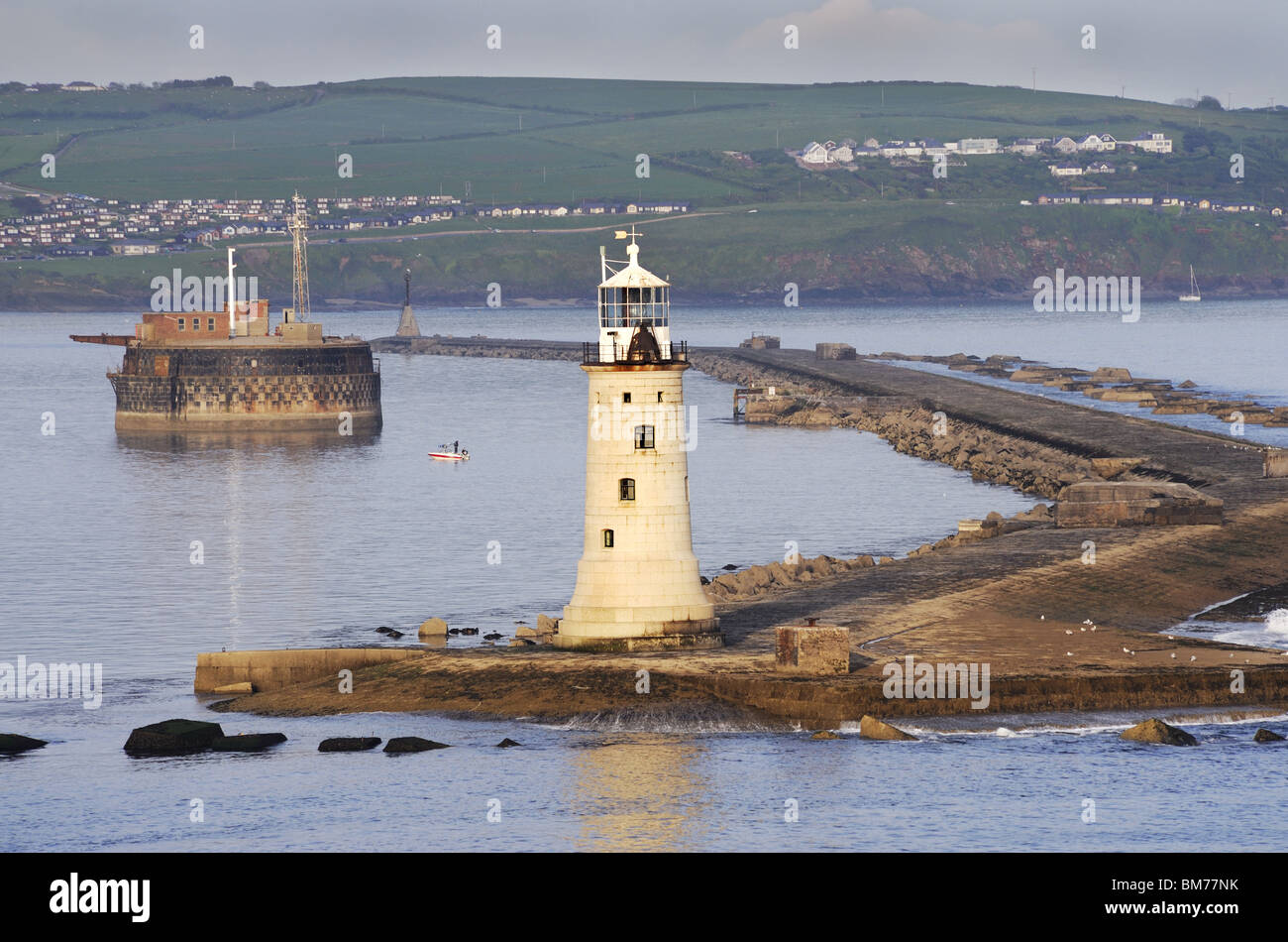 Phare et la mer fort, Plymouth, Angleterre Banque D'Images