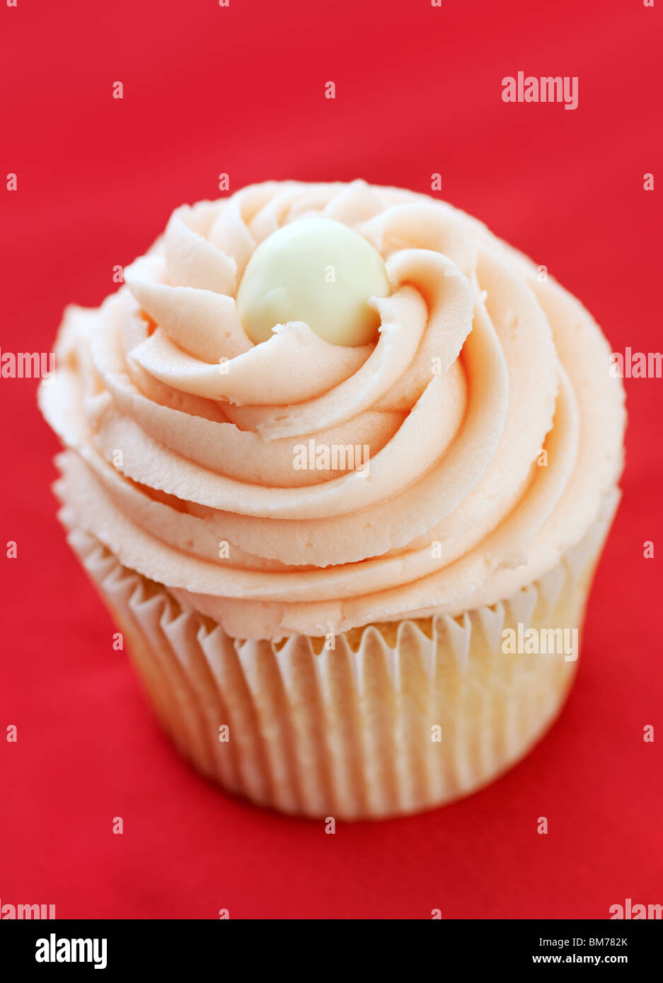 Cupcake rose sur rouge Banque D'Images