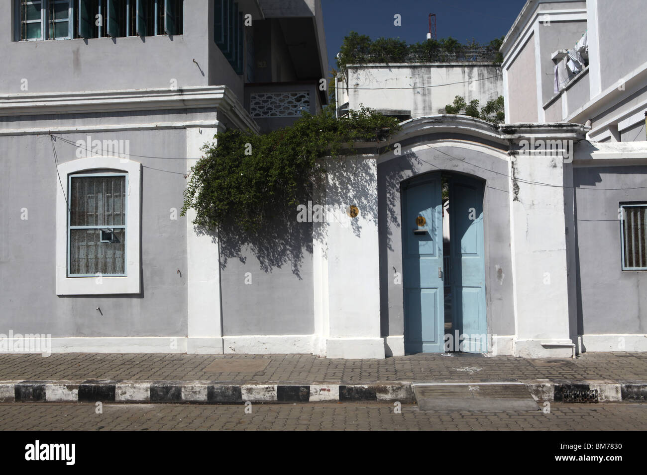 Une rue élégante dans le domaine colonial français de Pondichéry, l'Etat du Tamil Nadu en Inde du sud. Banque D'Images