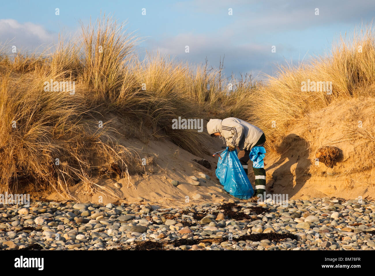 Personne pour nettoyer la litière ramasser la plage. Newborough, Isle of Anglesey, au nord du Pays de Galles, Royaume-Uni, Angleterre. Banque D'Images