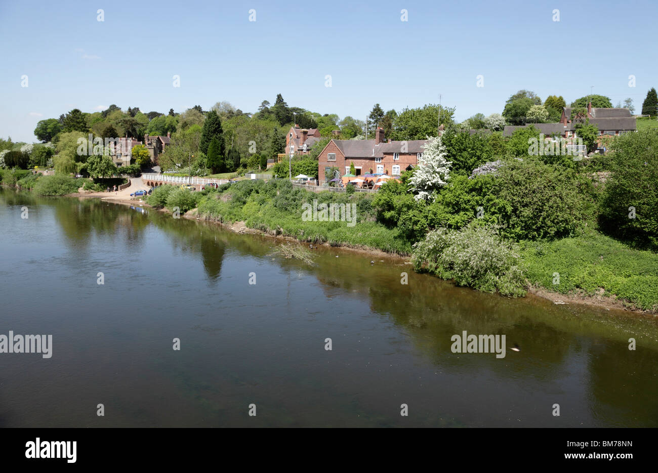 Vue depuis la passerelle piétonne sur la rivière severn de Upper Arley village UK Worcestershire Banque D'Images