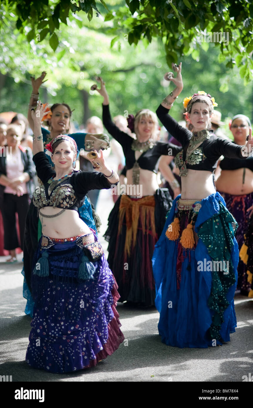 NEW YORK - Mai 22 : Les danseurs de Tribal Manhattan exécuter une danse du ventre à la 4e parade de danse de New York le 22 mai 2010 dans Banque D'Images