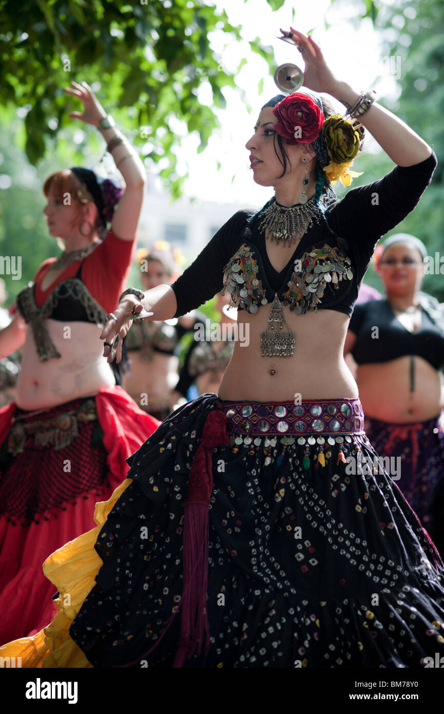 NEW YORK - Mai 22 : Les danseurs de Tribal Manhattan exécuter une danse du ventre à la 4e parade de danse de New York le 22 mai 2010 dans Banque D'Images