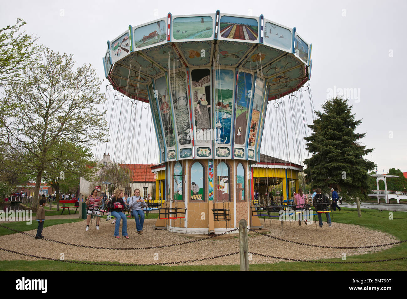 Tulip Time festival Hollande Michigan aux États-Unis les enfants se balançant sur un authentique vieux carrousel jardin public Merry-Go-Round une foire commerciale haute résolution Banque D'Images