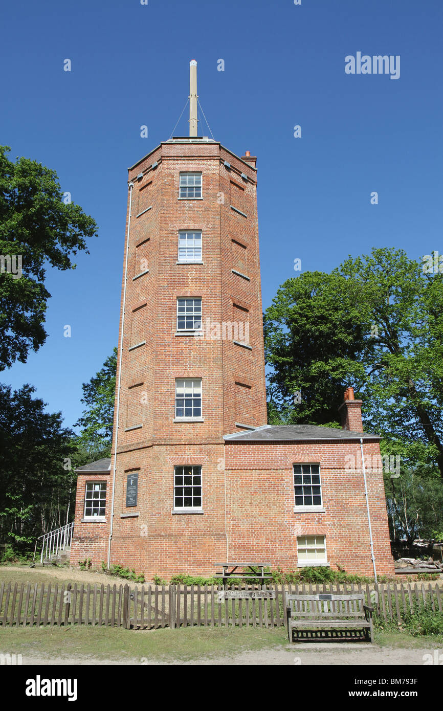 19e siècle la tour de sémaphore sur Chatley Heath, Ockham, Surrey commune sur une journée ensoleillée Banque D'Images