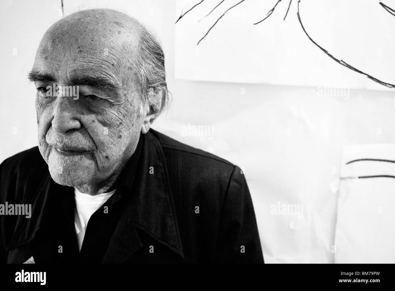 L'architecte Oscar Niemeyer dessine ses conceptions sur le mur et sur le papier de son studio de Copacabana à Rio de Janeiro, Brésil. Oscar Ribeiro de Almeida de Niemeyer Soares Filho (15 Décembre, 1907 5 décembre, 2012). Portrait de Niemeyer dans son studio. Banque D'Images