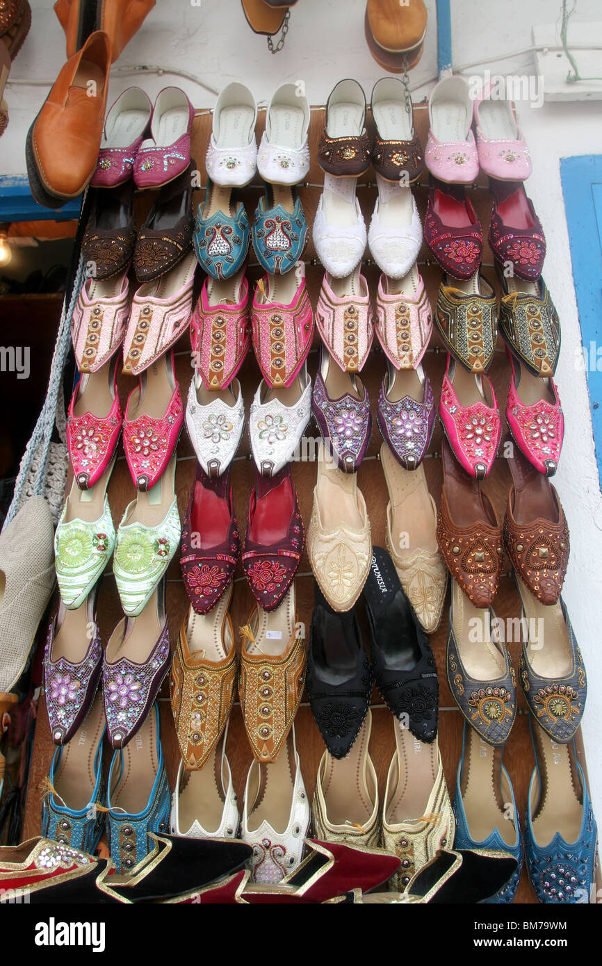 Une gamme de chaussures en vente sur un marché à Tunis, Tunisie Photo Stock  - Alamy