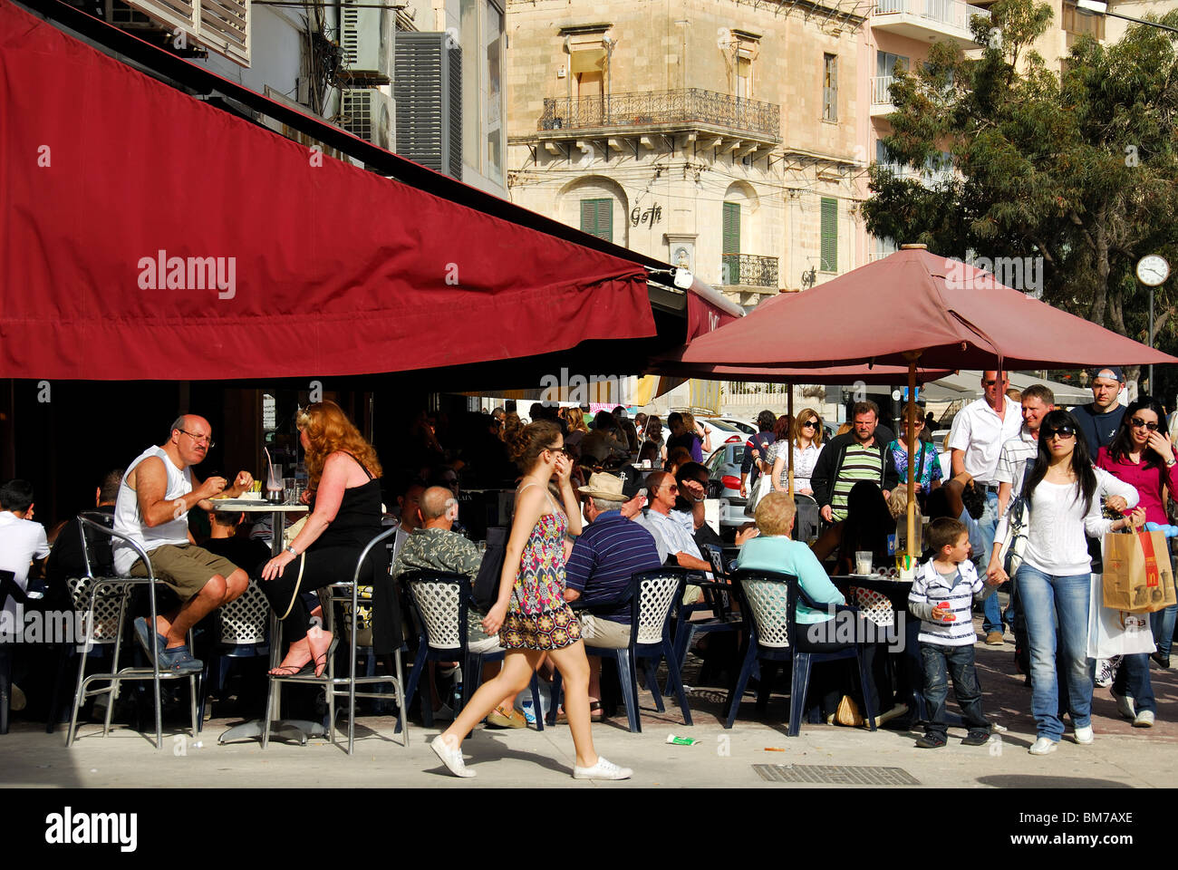 SLIEMA, MALTE. Une rue animée sur scène Triq ix-Xatt ('The Strand") par le front de mer de Sliema. 2010. Banque D'Images