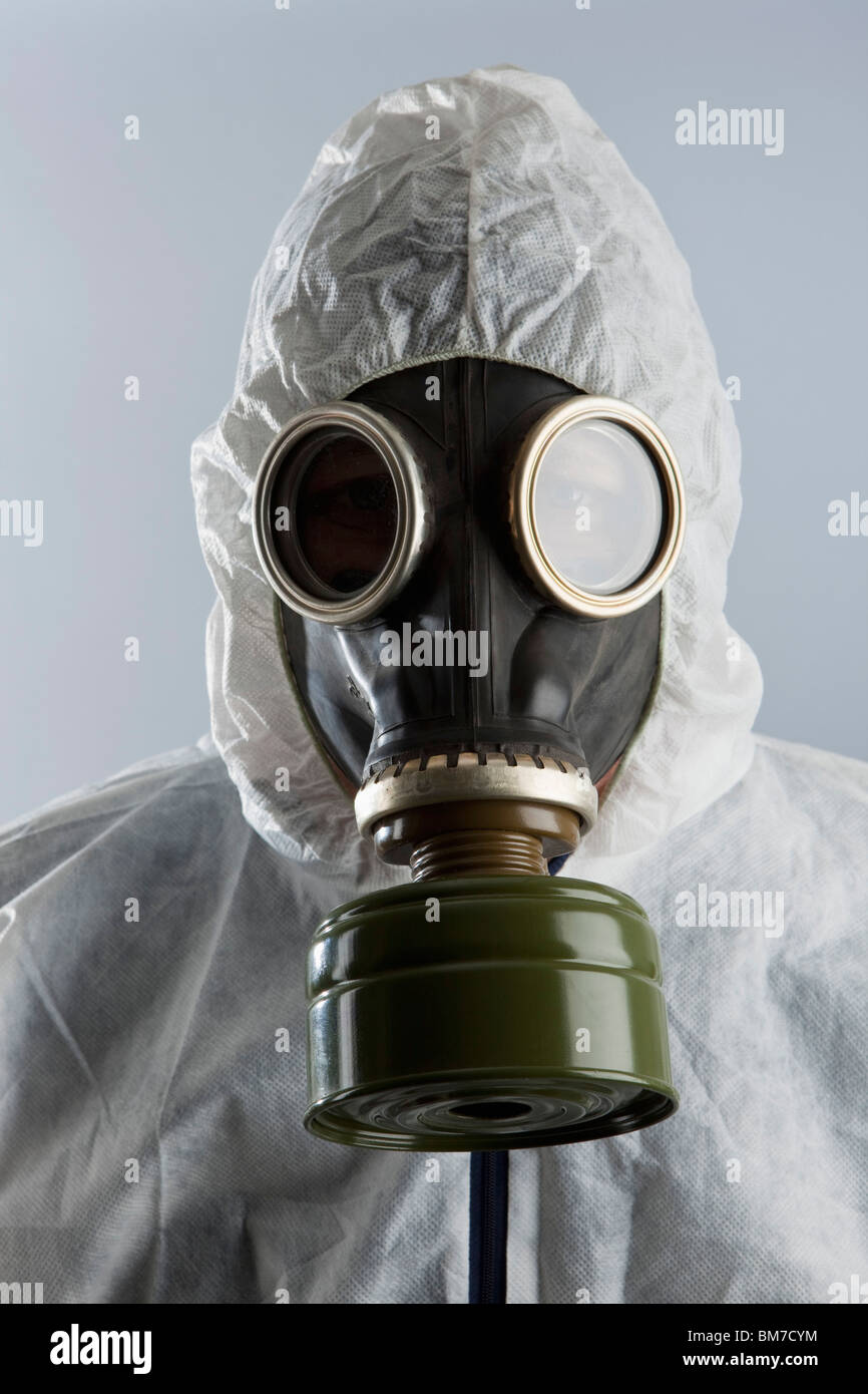 Un homme portant un masque à gaz et de protection appropriées Photo Stock -  Alamy