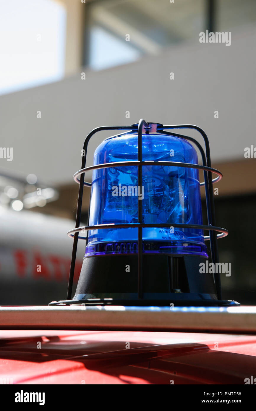 Une lumière d'urgence sur le toit d'une voiture de police Banque D'Images