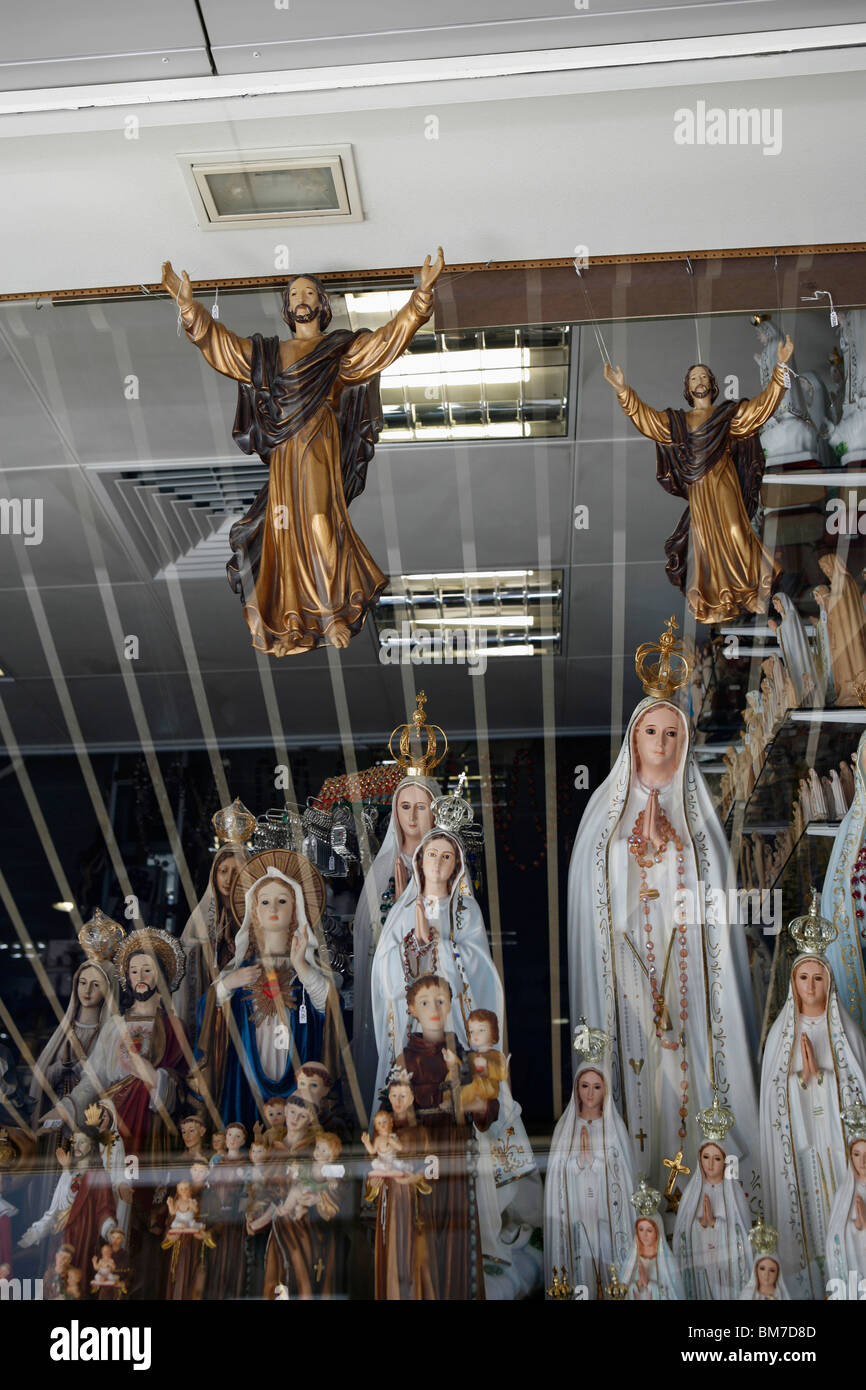 Détail d'icônes religieuses organisées dans une vitrine de magasin Banque D'Images