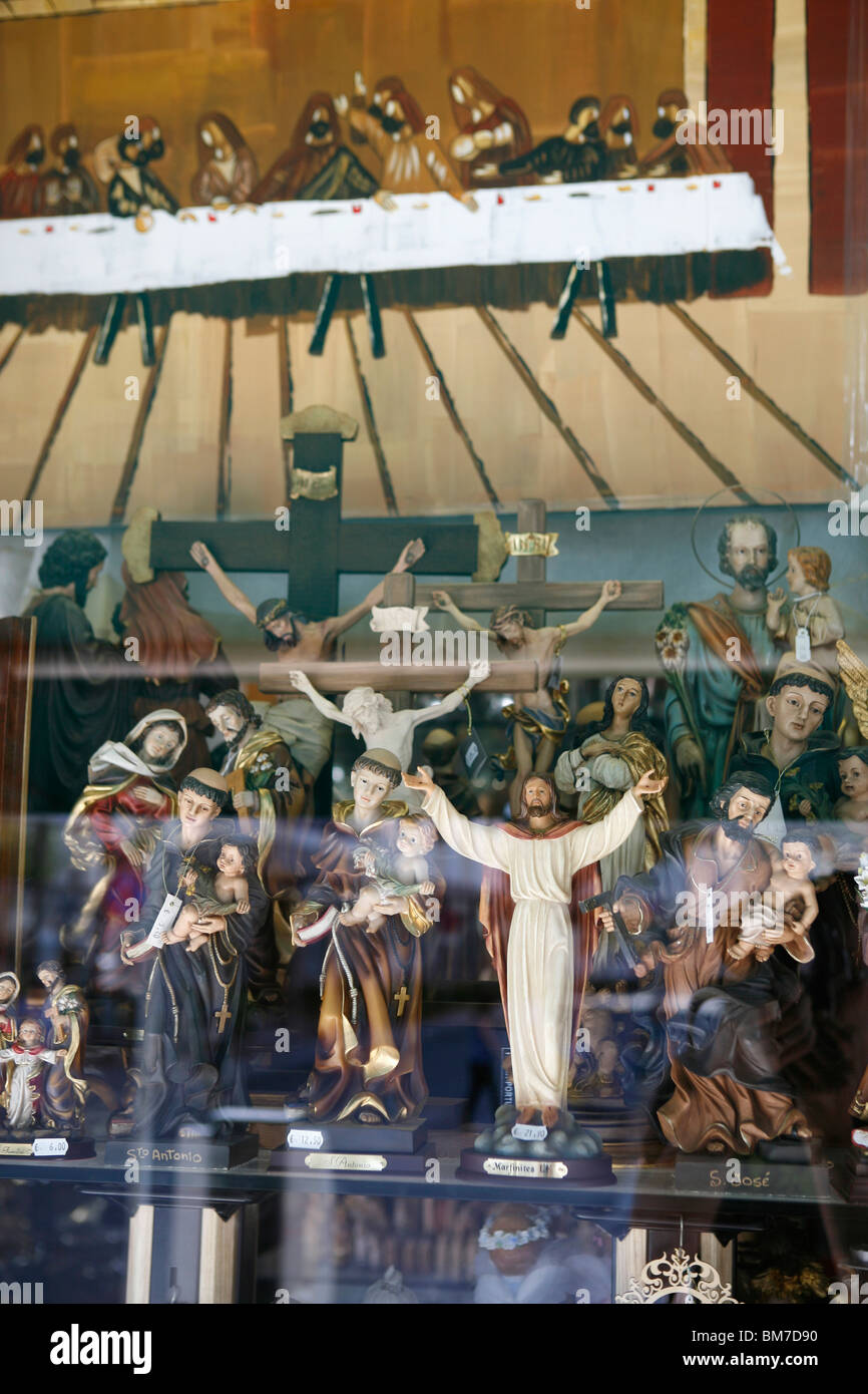 Icônes religieuses organisées dans une vitrine de magasin Banque D'Images