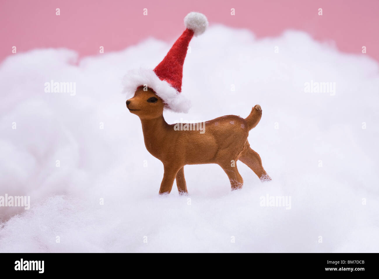 Un renne du prince debout dans neige artificielle Banque D'Images