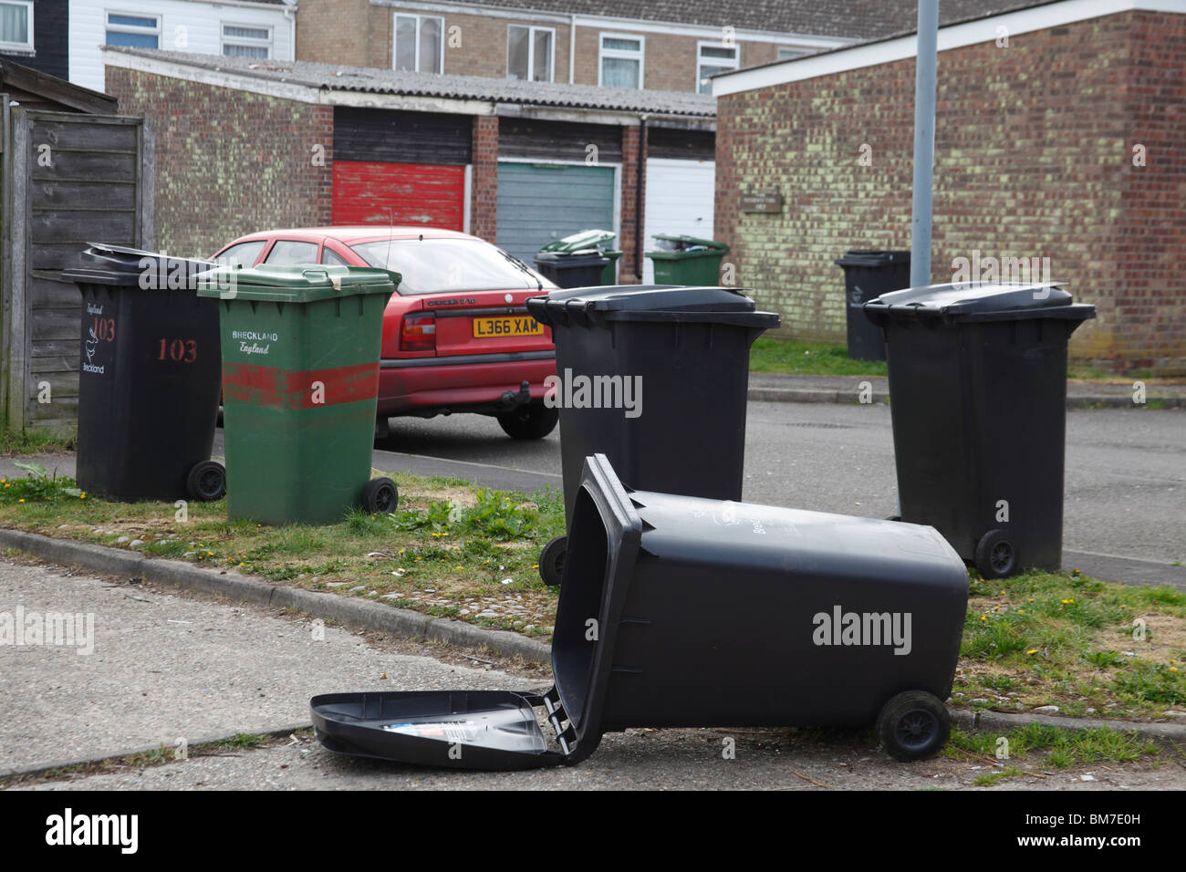 Wheelie bins dispersés dans la zone communautaire sur le terrain Banque D'Images