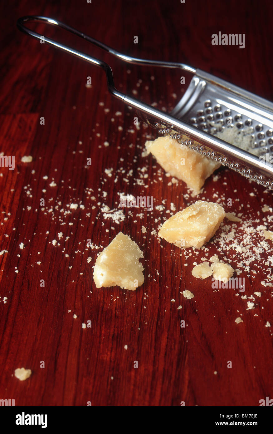 Petite râpe en métal sur fond bicolore. Compositi minimaliste Photo Stock -  Alamy