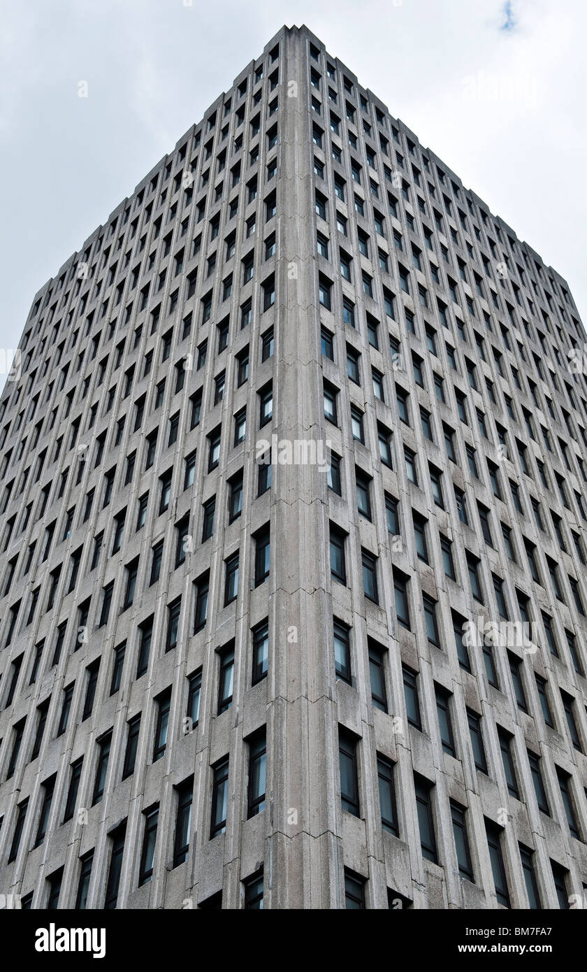La façade sinistre d'un immeuble de bureaux en béton brutaliste sur Sauchiehall Street, Glasgow, Écosse, Royaume-Uni Banque D'Images