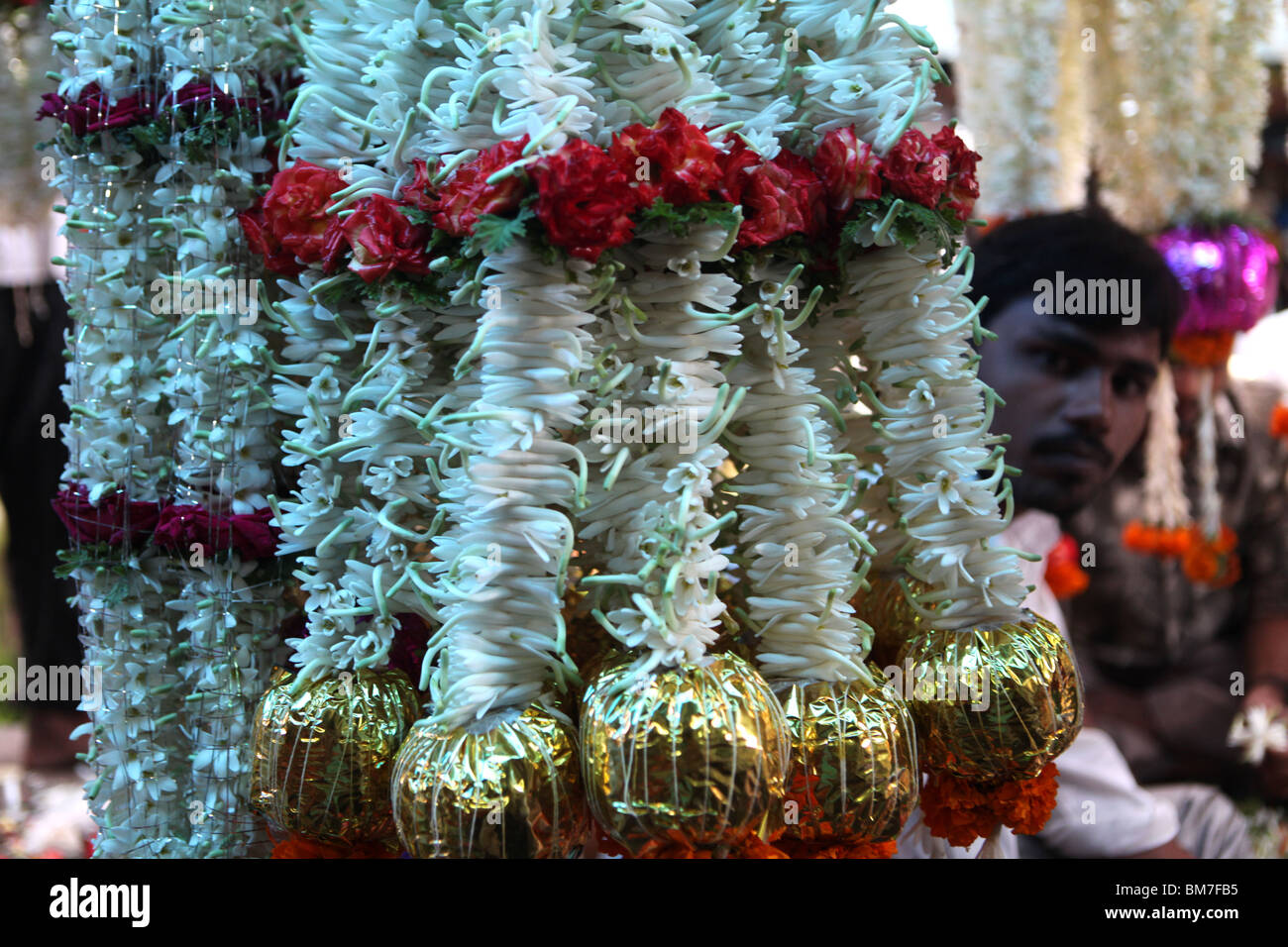 Des guirlandes de fleurs à vendre à Devaraja market à Mysore, Karnataka, à Mysore, Karnataka, Inde. Banque D'Images