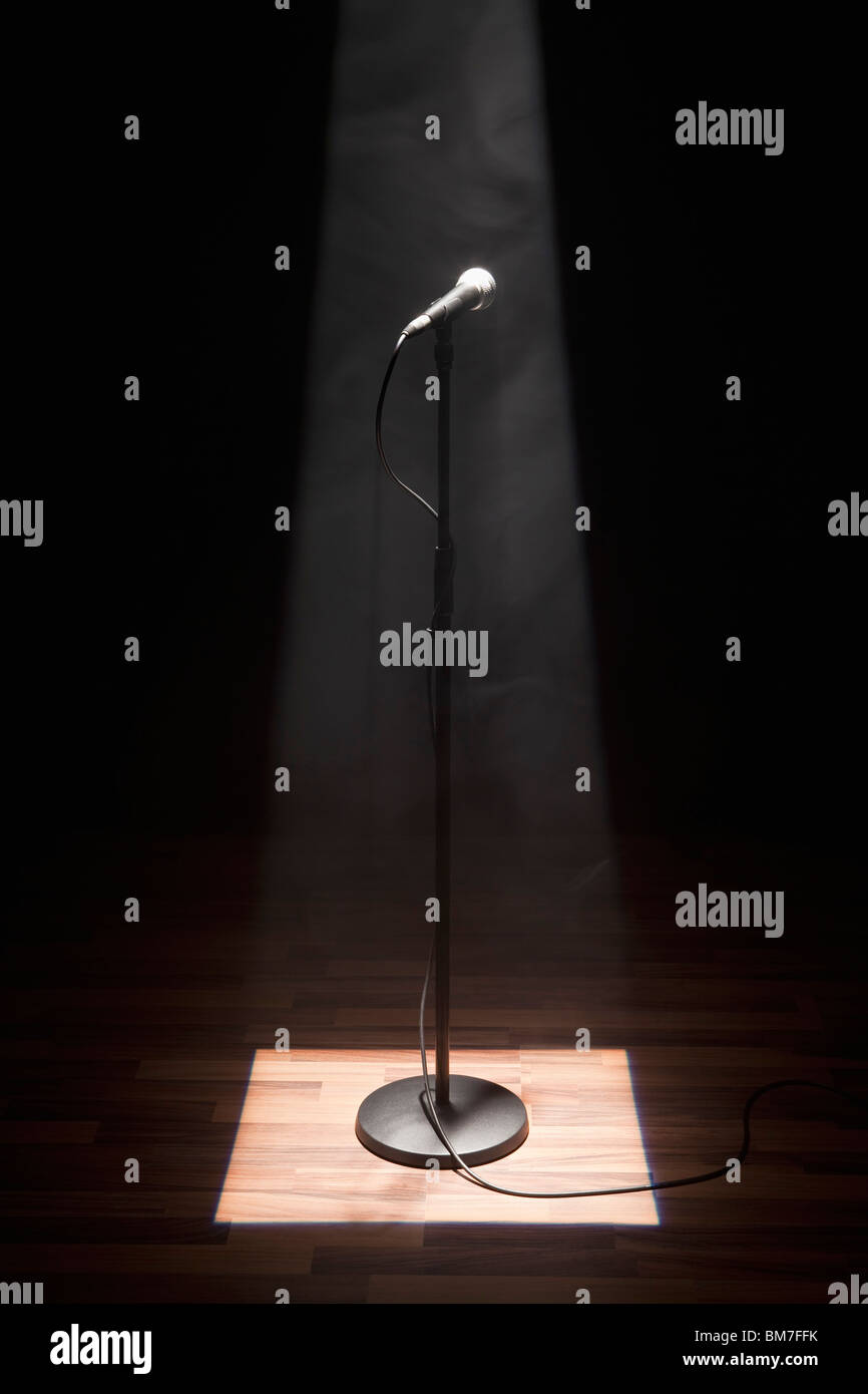 Un microphone sur une scène illuminée par des projecteurs Banque D'Images