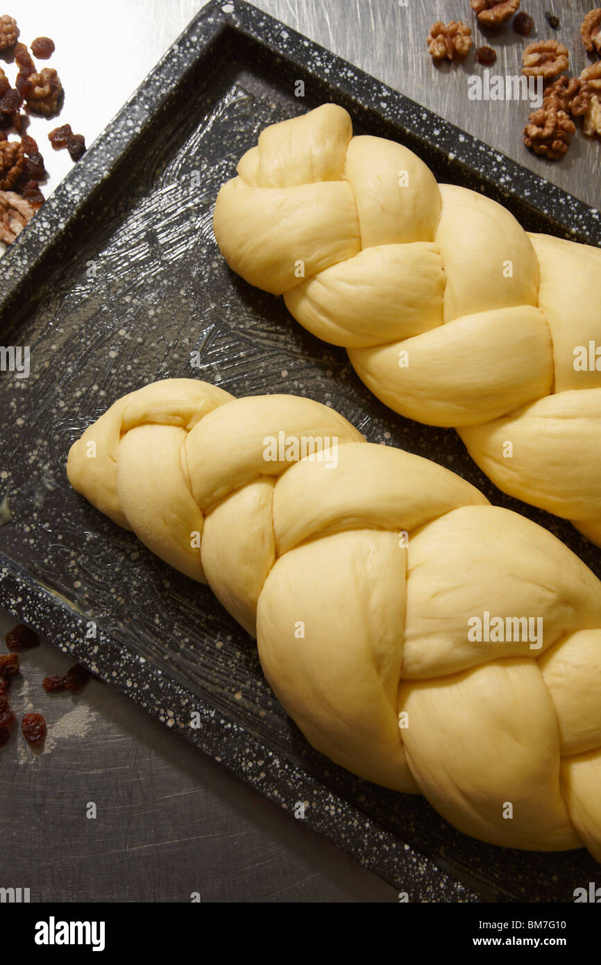 Deux miches de pain tressé en attente d'être cuit Banque D'Images