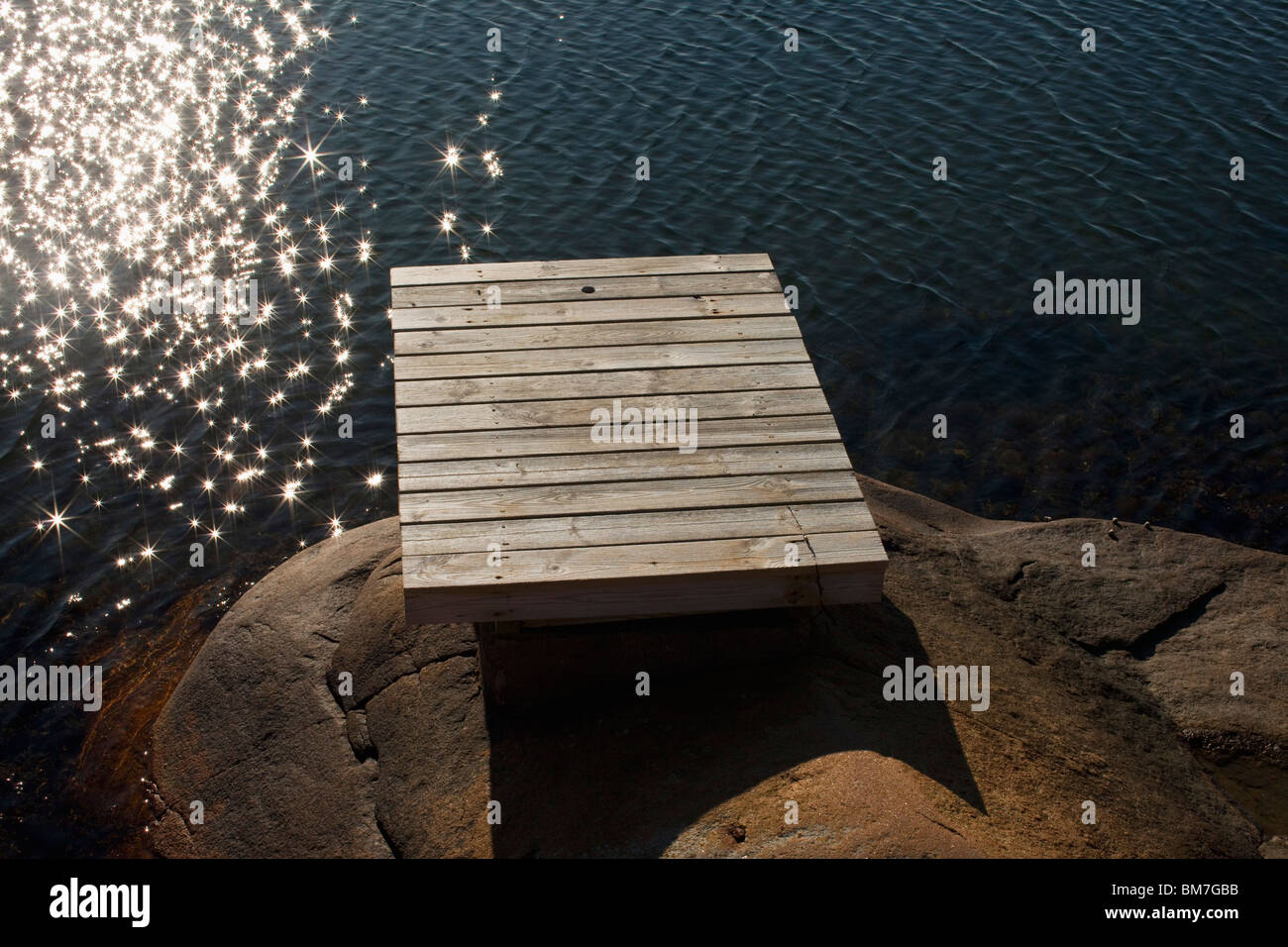 Une plate-forme en bois au bord de l'eau Banque D'Images