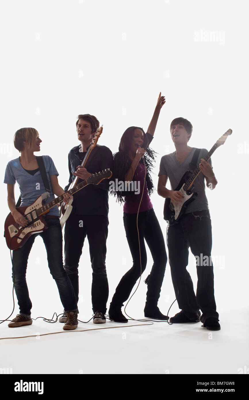 Un groupe de rock de la scène, Studio shot, fond blanc, éclairage arrière Banque D'Images