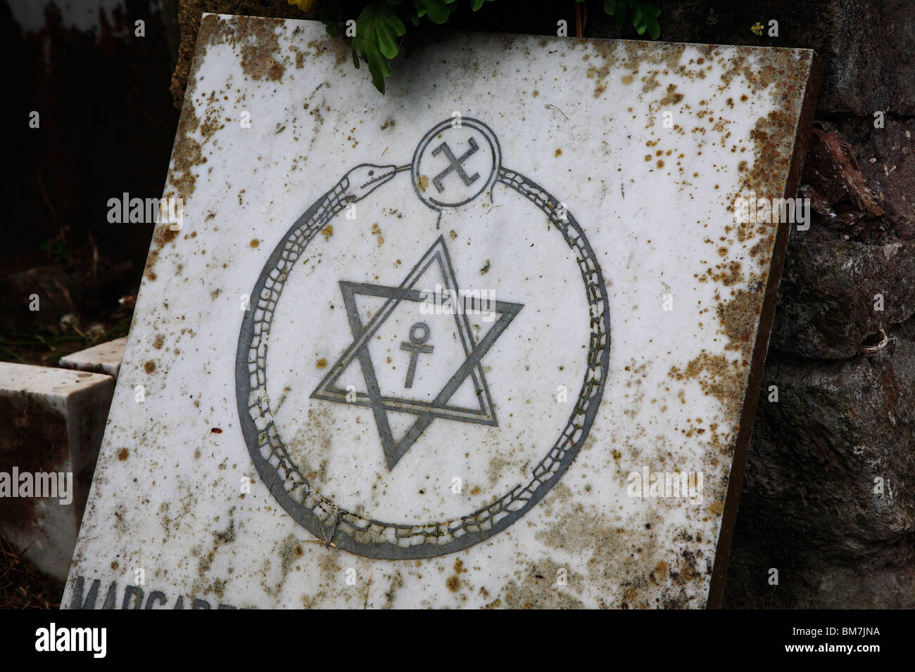 Étoile de David ankh Buddist inverse swastika sur pierre tombale Banque D'Images