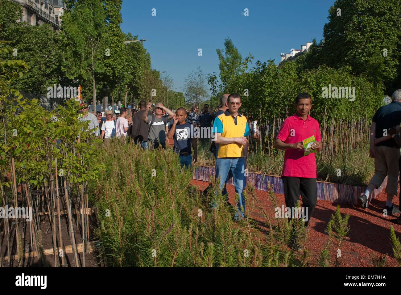 Paris, France, foule nombreuse, visite du jardin géant des agriculteurs français, centre-ville, événement public Street 'nature capitale' Banque D'Images