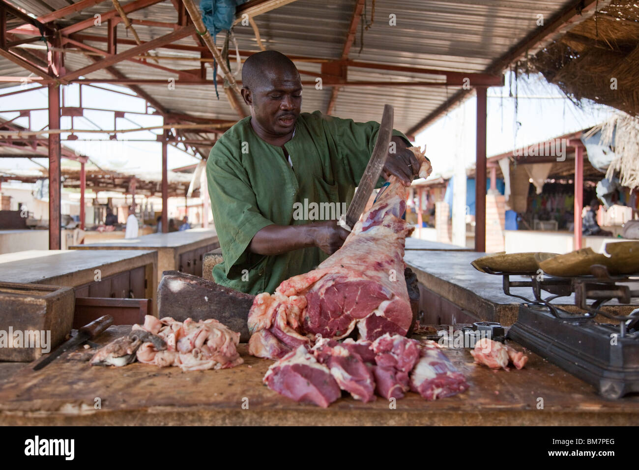 Un boucher coupe la viande dans le marché à Ségou, au Mali Photo Stock -  Alamy