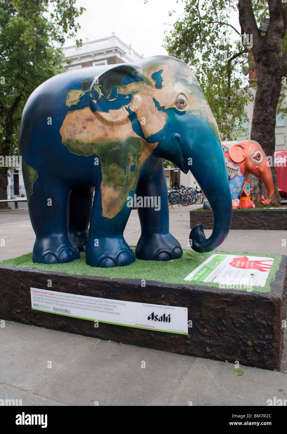 Modèle peint décoré elephant à Londres Royaume-uni Kings Road. 104690 Vertical Elephant Banque D'Images