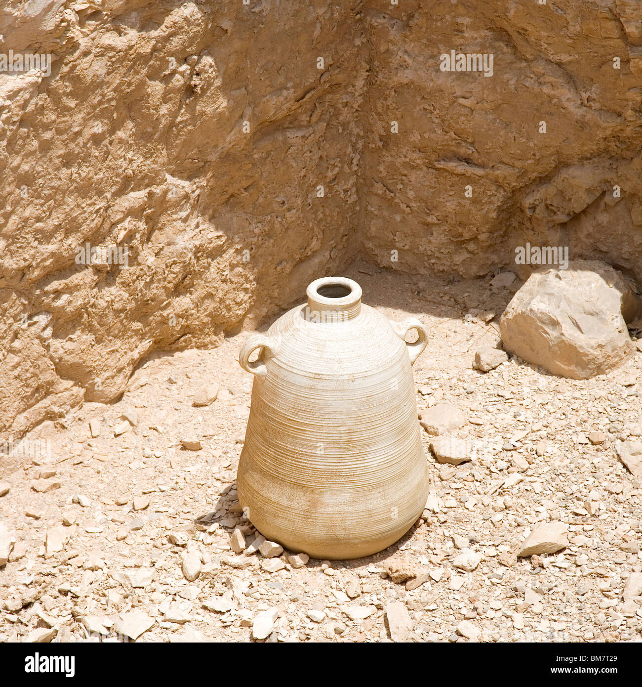 Ancien pot en argile/ urne à Massada Banque D'Images