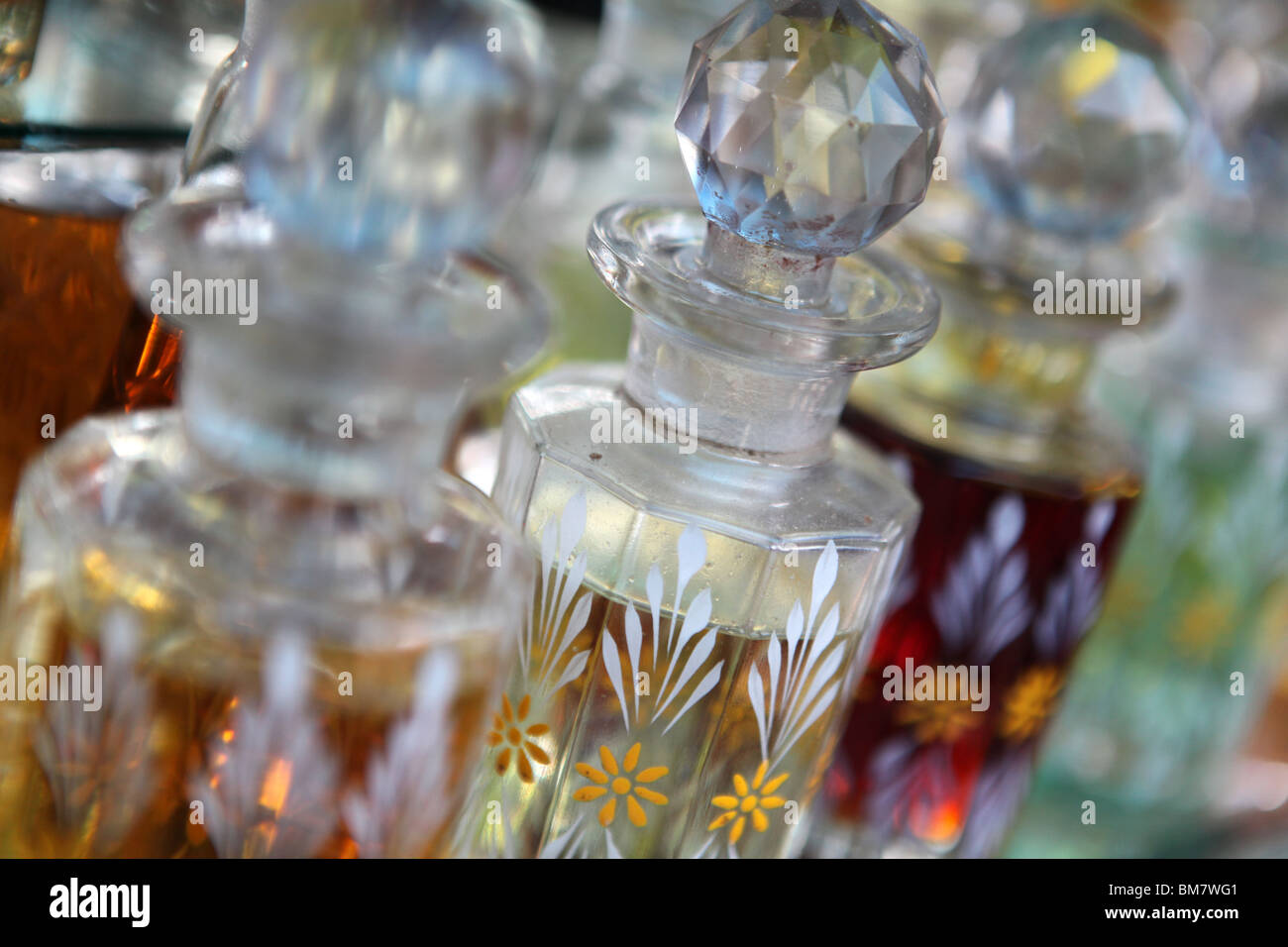 Bouteilles d'huiles essentielles sur l'affichage de Devaraja market à Mysore, Karnataka, Inde. Banque D'Images