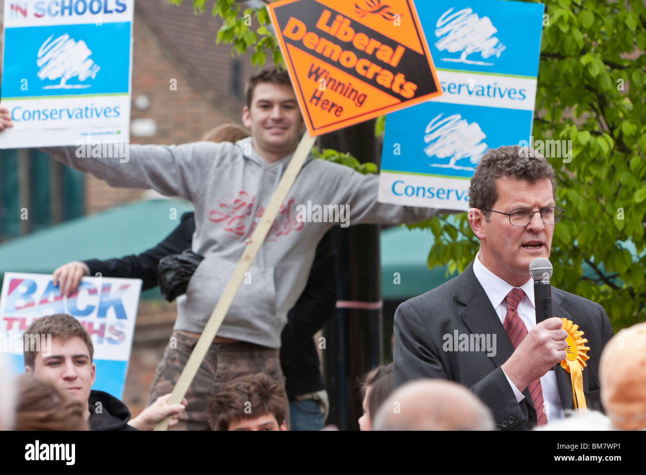 Libdem PPC pour St Albans, Sandy Walkington, la parole à un rassemblement électoral Banque D'Images