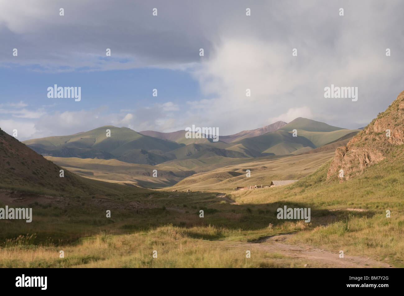 Mountainlandscape avec meadows, Naryn, Kirghizistan Banque D'Images