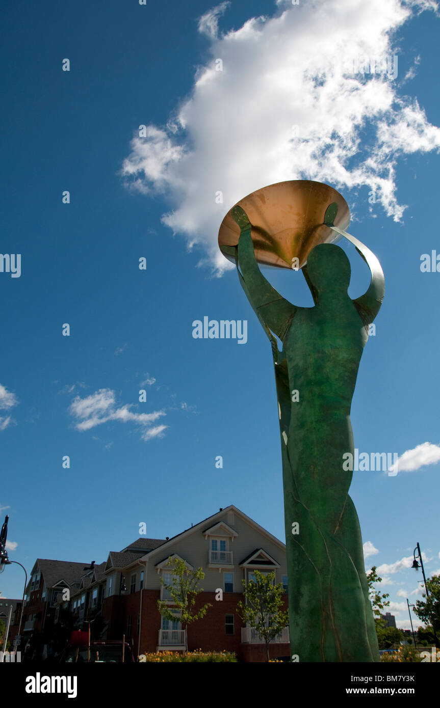 Sculpture de métal dans un quartier résidentiel. Banque D'Images