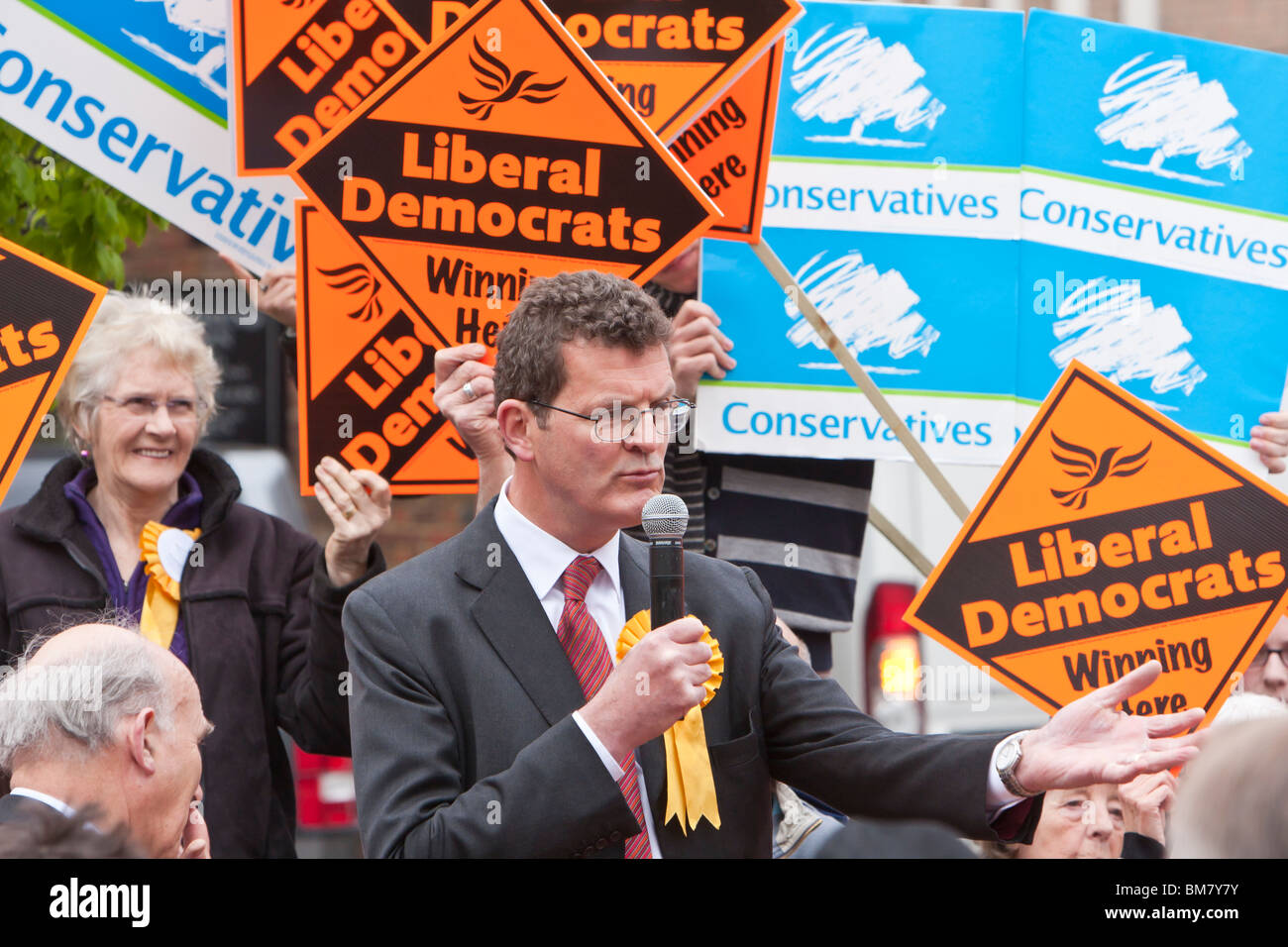 Sandy Walkington, Libdem PPC pour St Albans parlant au rassemblement électoral à St Albans Banque D'Images